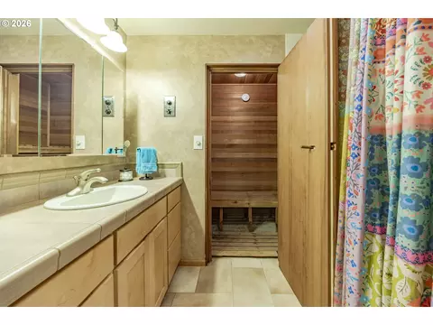 Bath - 88313 Millican Rd, Springfield, OR 97478 photo 2 of 4