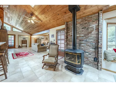 Living - 88313 Millican Rd, Springfield, OR 97478 photo 1 of 3