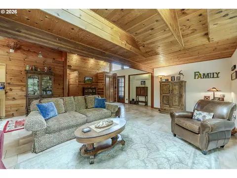 Living - 88313 Millican Rd, Springfield, OR 97478 photo 3 of 3