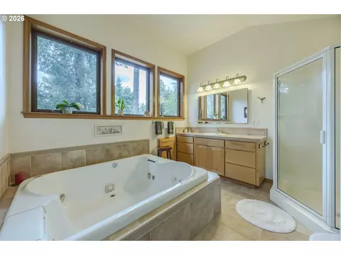 Bath - 88313 Millican Rd, Springfield, OR 97478 photo 3 of 4