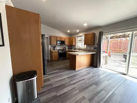 Kitchen - 2273 Eagle Loop, Sutherlin, OR 97479 photo 5 of 5