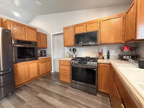 Kitchen - 2273 Eagle Loop, Sutherlin, OR 97479 photo 2 of 5