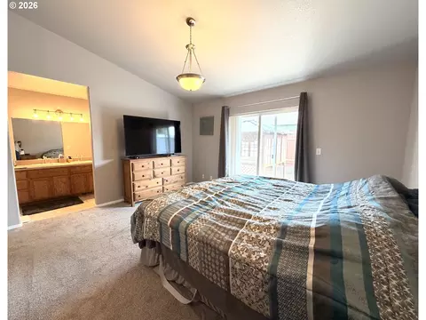 Bedroom - 2273 Eagle Loop, Sutherlin, OR 97479 photo 3 of 7