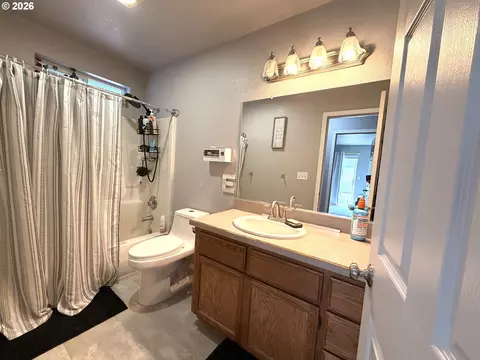 Bath - 2273 Eagle Loop, Sutherlin, OR 97479 photo 3 of 3