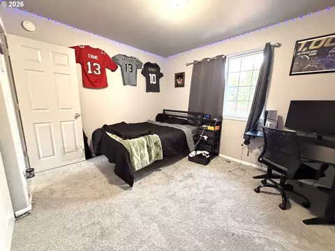 Bedroom - 2273 Eagle Loop, Sutherlin, OR 97479 photo 4 of 7