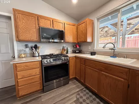 Kitchen - 2273 Eagle Loop, Sutherlin, OR 97479 photo 3 of 5