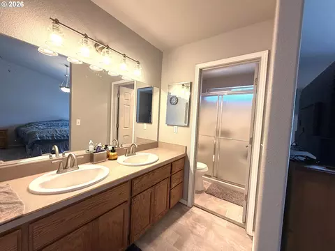 Bath - 2273 Eagle Loop, Sutherlin, OR 97479 photo 1 of 3