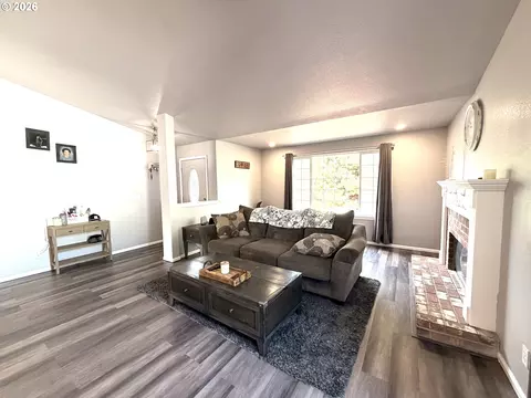 Living - 2273 Eagle Loop, Sutherlin, OR 97479 photo 1 of 1
