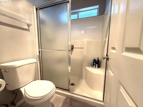 Bath - 2273 Eagle Loop, Sutherlin, OR 97479 photo 2 of 3