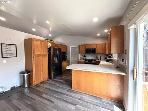 Kitchen - 2273 Eagle Loop, Sutherlin, OR 97479 photo 4 of 5