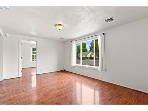 Living - 2685 E St, Springfield, OR 97477 photo 2 of 6
