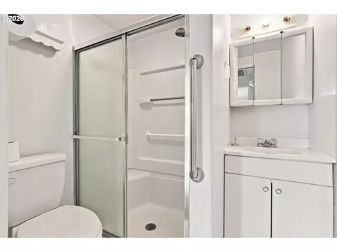 Bath - 2685 E St, Springfield, OR 97477 photo 1 of 1