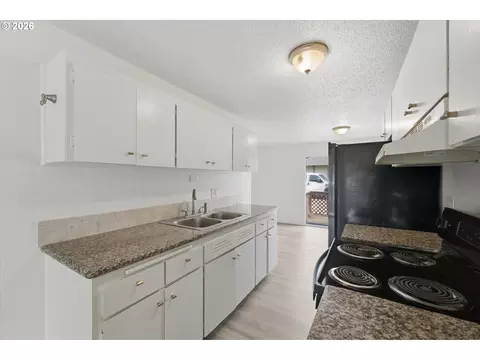 Kitchen - 1825 NE Roberts Ave, Gresham, OR 97030 photo 3 of 3