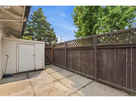 Exterior - 1825 NE Roberts Ave, Gresham, OR 97030 photo 2 of 6