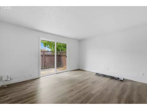 Living - 1825 NE Roberts Ave, Gresham, OR 97030 photo 3 of 5