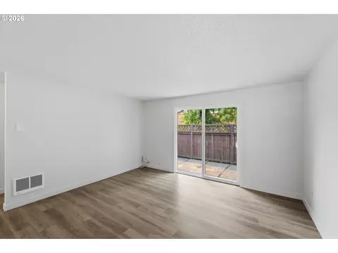 Living - 1825 NE Roberts Ave, Gresham, OR 97030 photo 2 of 5