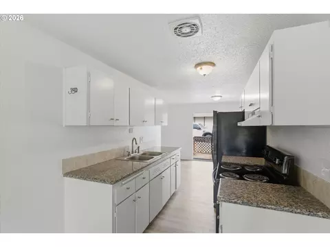 Kitchen - 1825 NE Roberts Ave, Gresham, OR 97030 photo 1 of 3