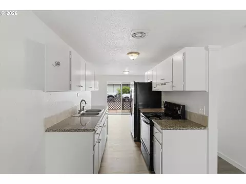 Kitchen - 1825 NE Roberts Ave, Gresham, OR 97030 photo 2 of 3