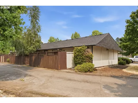 Exterior - 1825 NE Roberts Ave, Gresham, OR 97030 photo 4 of 6