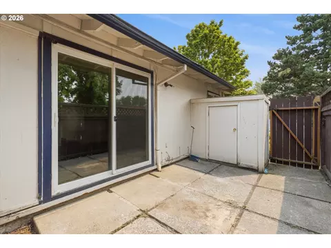Exterior - 1825 NE Roberts Ave, Gresham, OR 97030 photo 3 of 6