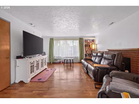 Living - 447 Maxwell Rd, Eugene, OR 97404 photo 6 of 7