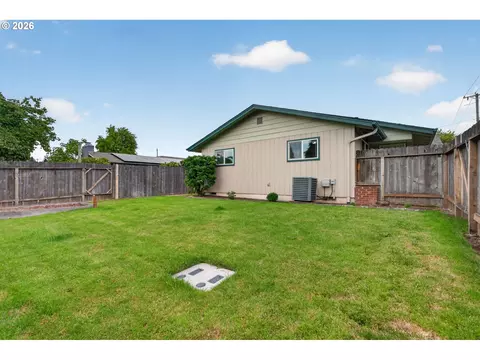 Exterior - 447 Maxwell Rd, Eugene, OR 97404 photo 7 of 9