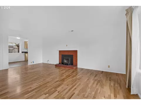 Living - 447 Maxwell Rd, Eugene, OR 97404 photo 5 of 7