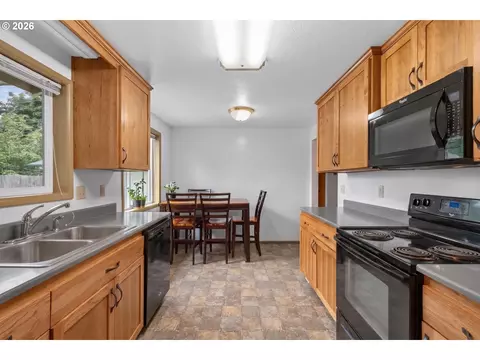 Kitchen - 447 Maxwell Rd, Eugene, OR 97404 photo 5 of 5