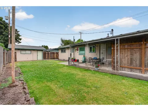 Exterior - 447 Maxwell Rd, Eugene, OR 97404 photo 8 of 9