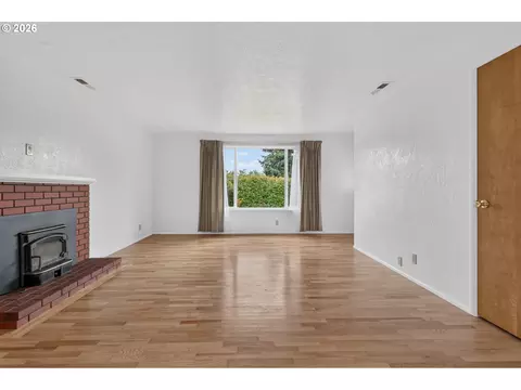 Living - 447 Maxwell Rd, Eugene, OR 97404 photo 1 of 7