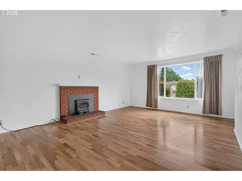 Living - 447 Maxwell Rd, Eugene, OR 97404 photo 2 of 7