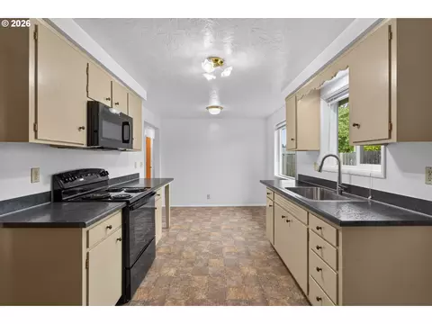 Kitchen - 447 Maxwell Rd, Eugene, OR 97404 photo 3 of 5