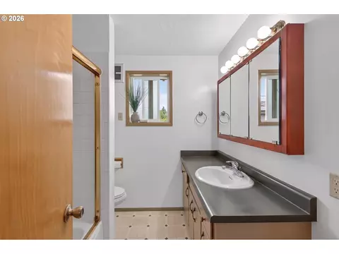Bath - 447 Maxwell Rd, Eugene, OR 97404 photo 3 of 3