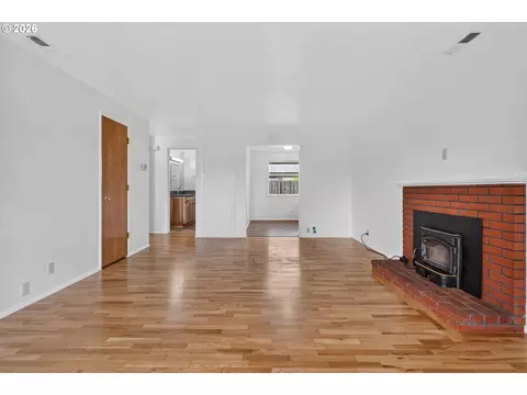 Living - 447 Maxwell Rd, Eugene, OR 97404 photo 4 of 7