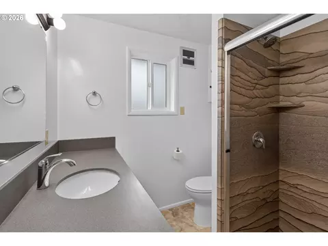 Bath - 447 Maxwell Rd, Eugene, OR 97404 photo 2 of 3