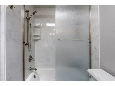 Bath - 371 Standley Rd, Glide, OR 97443 photo 3 of 5