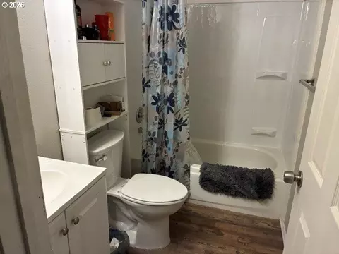 Bath - 608 SE 7th St, Pendleton, OR 97801 photo 1 of 4