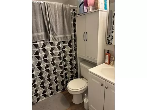 Bath - 608 SE 7th St, Pendleton, OR 97801 photo 2 of 4