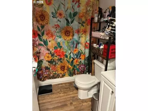 Bath - 608 SE 7th St, Pendleton, OR 97801 photo 3 of 4
