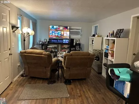 Living - 608 SE 7th St, Pendleton, OR 97801 photo 1 of 2