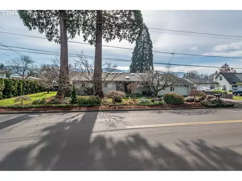 1705 NW Calkins Ave, Roseburg, OR 97471