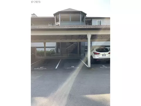 4970 S Landing Dr #302, Portland, OR 97239