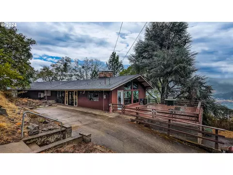 1751 Fairhill Dr, Roseburg, OR 97471