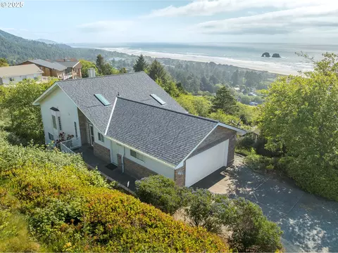 461 Home Ct, Rockaway Beach, OR 97136