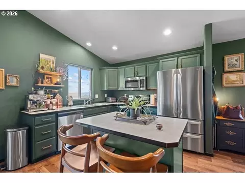Kitchen - 2768 High Desert Loop, Umatilla, OR 97882 photo 3 of 6