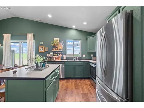 Kitchen - 2768 High Desert Loop, Umatilla, OR 97882 photo 4 of 6