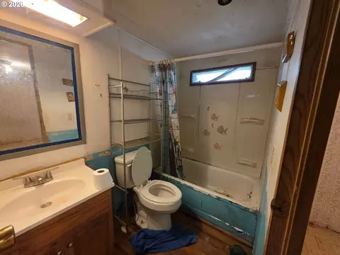 Bath - 440 Division Ave, Drain, OR 97435 photo 1 of 2