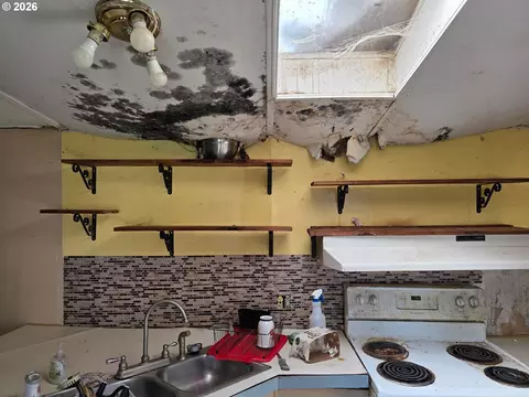 Kitchen - 440 Division Ave, Drain, OR 97435 photo 1 of 1