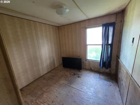 Bedroom - 440 Division Ave, Drain, OR 97435 photo 2 of 3
