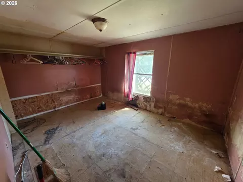Bedroom - 440 Division Ave, Drain, OR 97435 photo 3 of 3